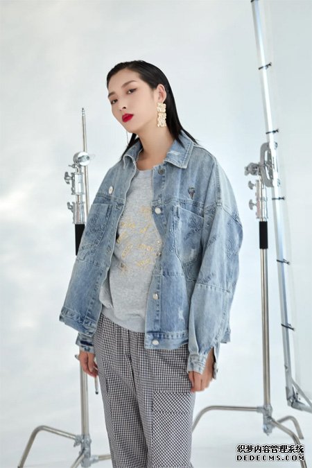 女性魅力自然流露 让人移不开眼